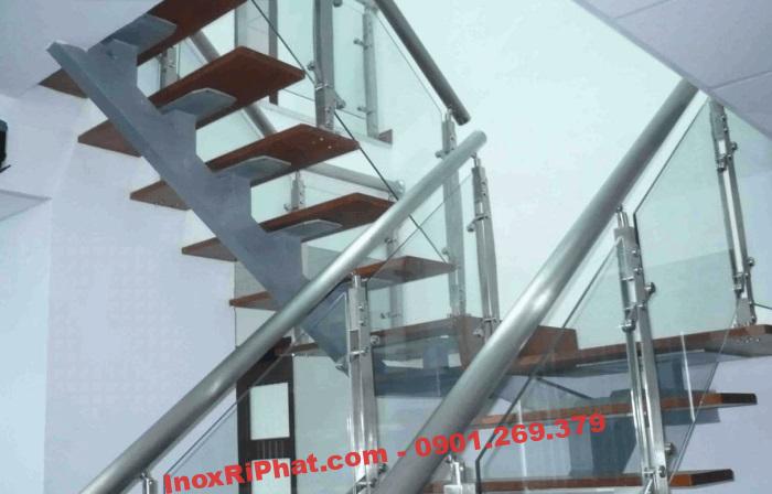 cầu thang inox kết hợp với kính