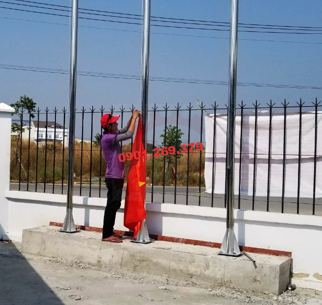 lắp cờ vào cột cờ inox