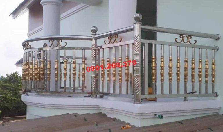 lan can ban công inox cong