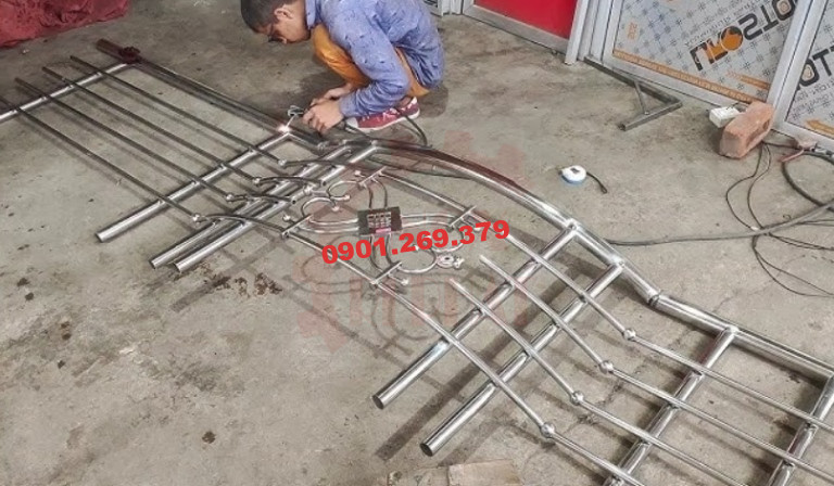 sản xuất lan can inox cong