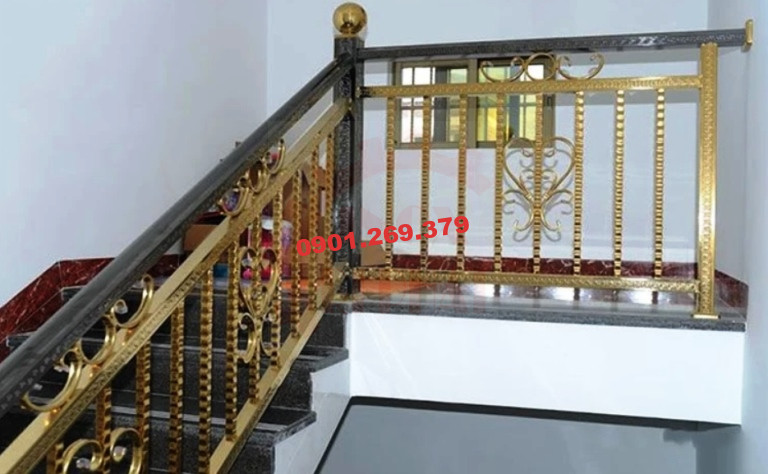 cầu thang inox hoa văn mạ vàng