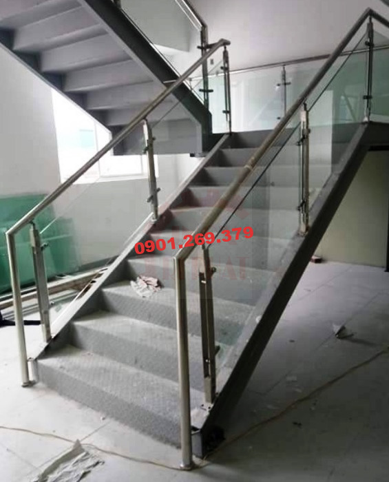 cầu thang inox kính cường lực