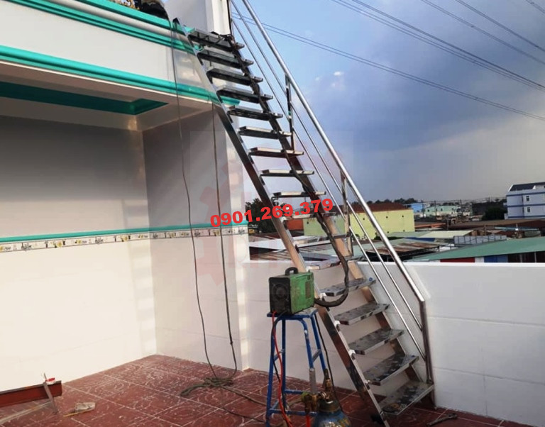 cầu thang inox lên sân thượng