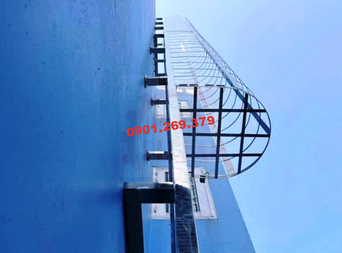 cầu thang inox thoát hiểm có lồng bảo vệ