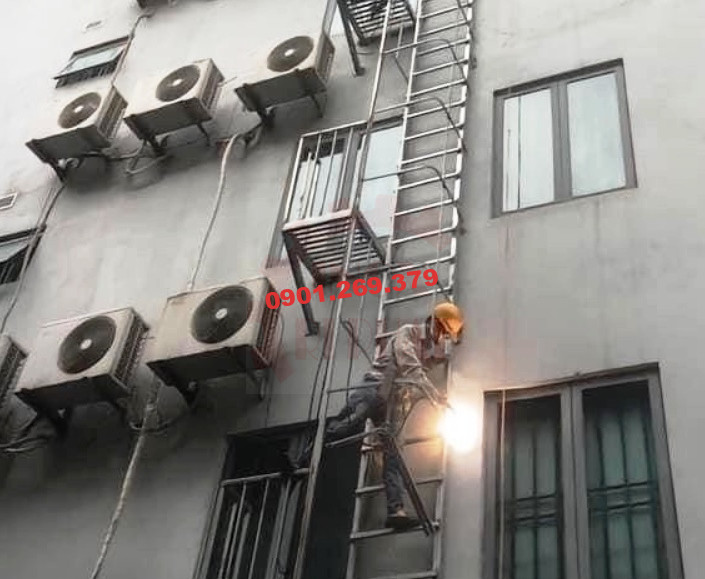 cầu thang inox thoát hiểm ngoài trời