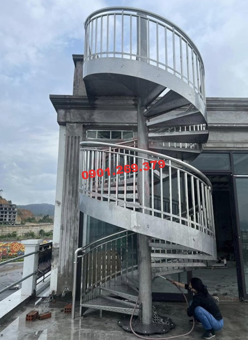 cầu thang inox xoắn lên sân thượng cầu thang inox xoắn lên sân thượng