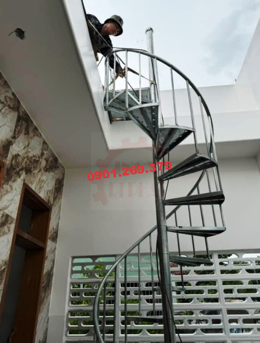 cầu thang inox xoắn ốc thăm mái