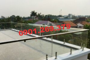 lan can inox kết hợp kính cường lực trên sân thượng