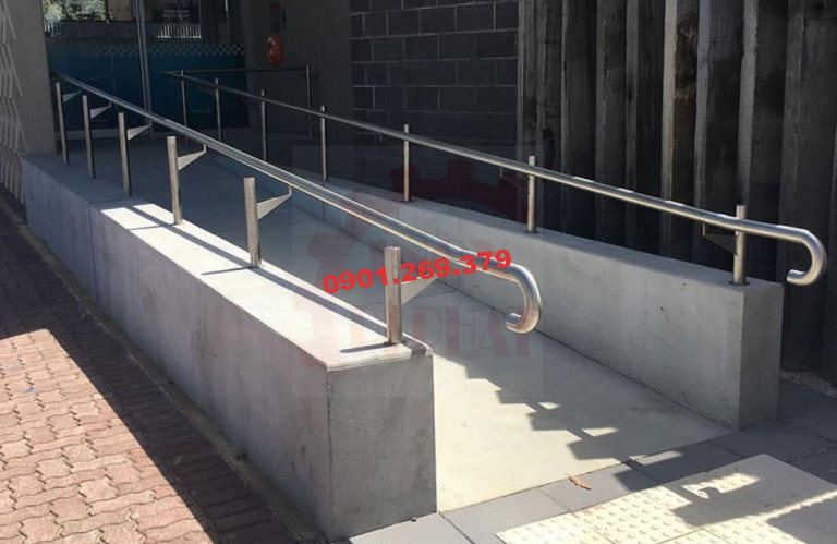 lan can inox ram dốc