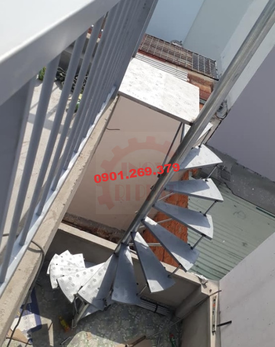 lắp đặt cầu thang inox xoắn