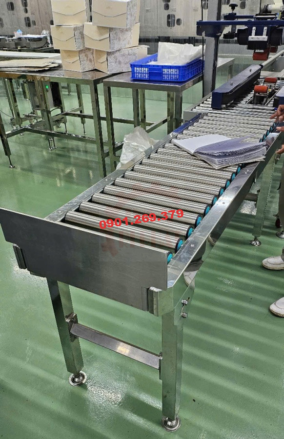 băng tải con lăn inox có chân