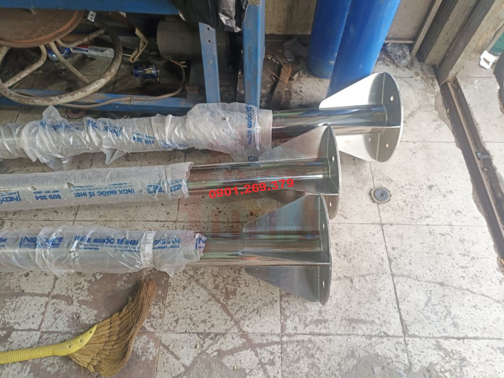 phần chân đế cột cờ inox