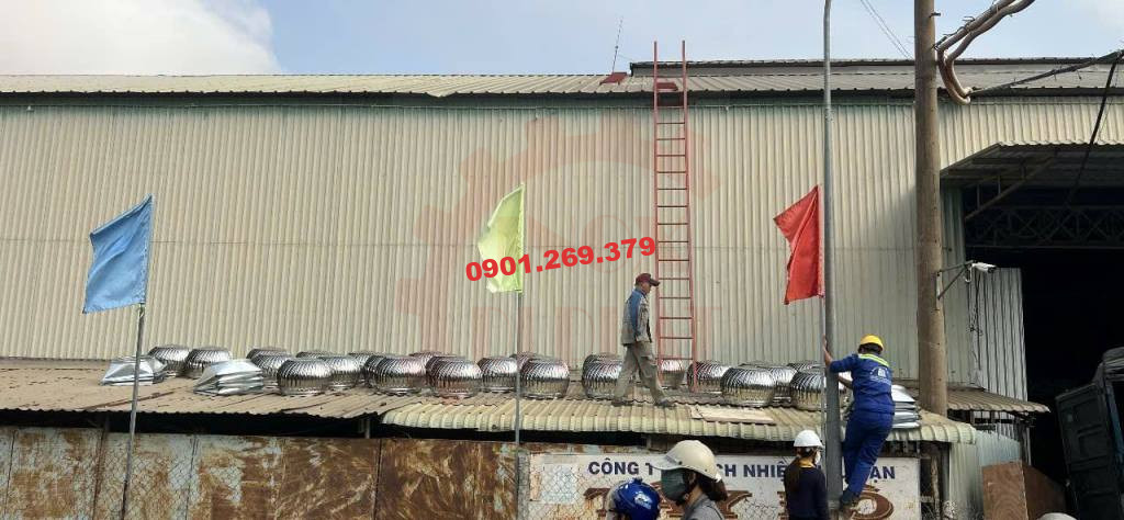 chuẩn bị quả cầu thông gió lên mái nhà