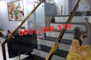 tay vịn cầu thang inox mạ vàng đẹp