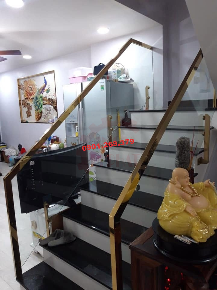 tay vịn cầu thang inox mạ vàng đẹp