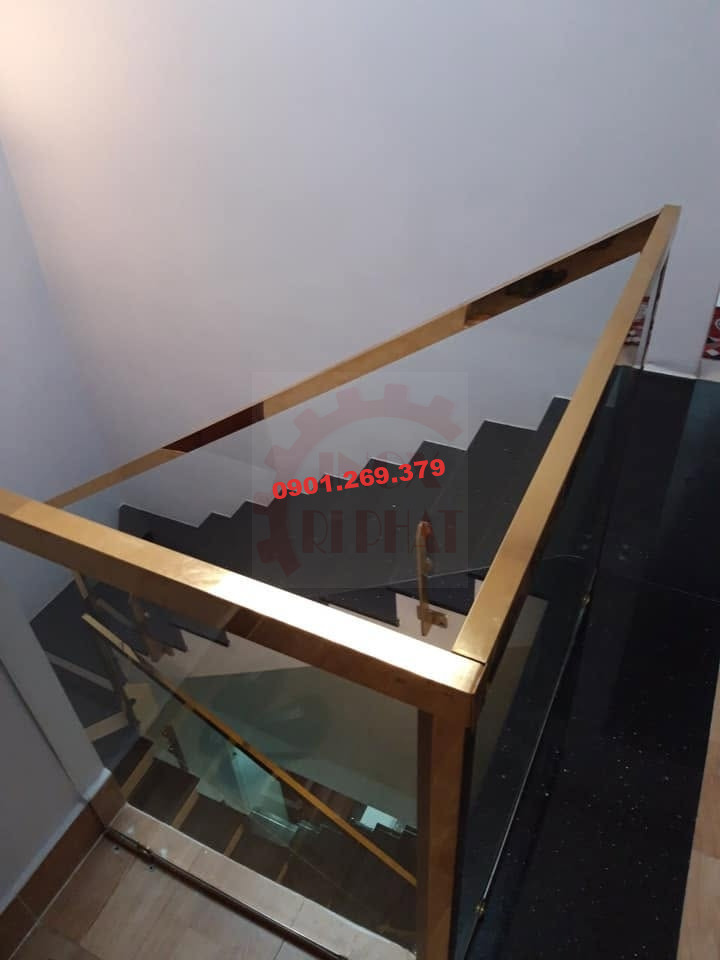 tay vịn cầu thang inox mạ vàng