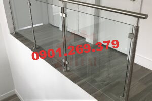 tay vịn cầu thang inox tròn kết hợp kính