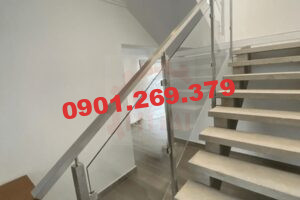 tay vịn cầu thang inox vuông và kính