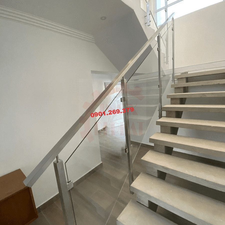 tay vịn cầu thang inox vuông và kính tay vịn cầu thang inox vuông và kính